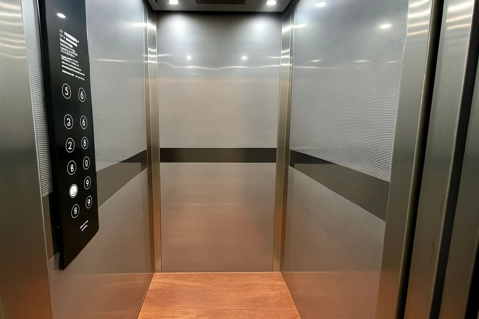 Hotel Good Luck — Guest Lift