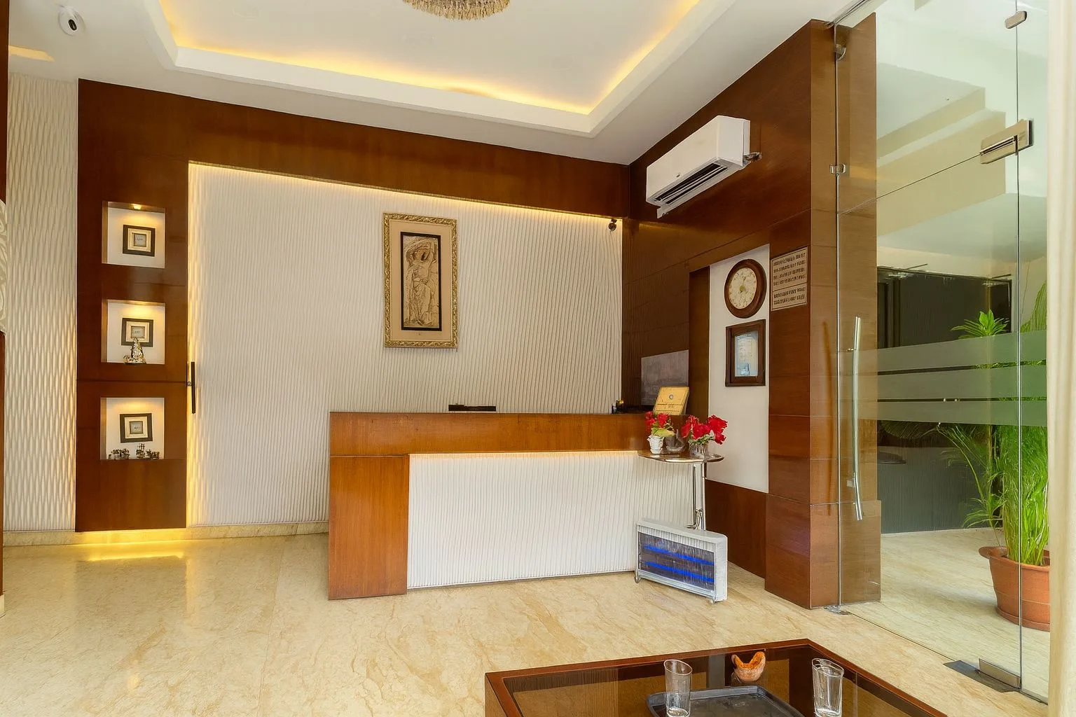 Hotel Good Luck reception
