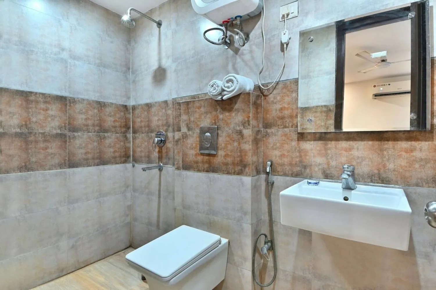 Hotel Good Luck — Guest Bathroom