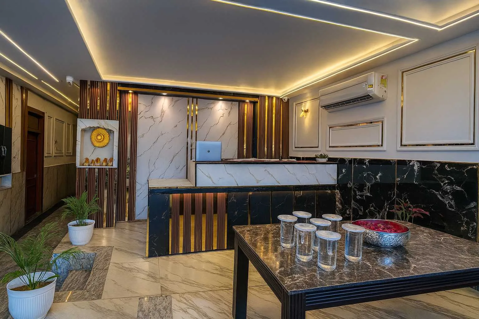 Hotel Paradise International — Reception Detail