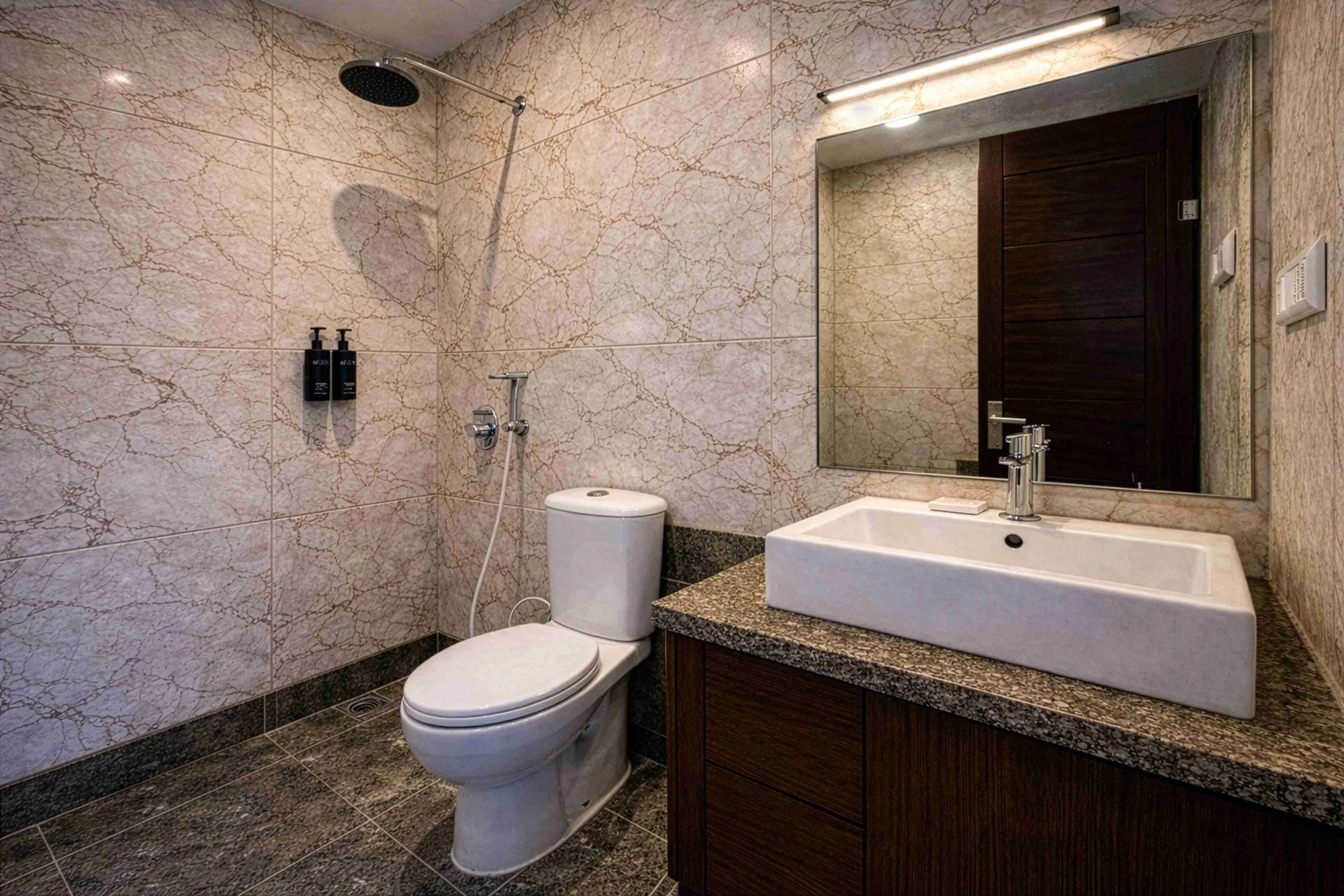 Hotel Urban Luxury By JMD Group — Guest Bathroom